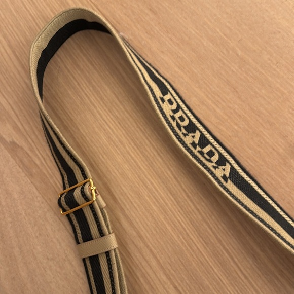 Tan leather handbag with black and tan guitar strap - Picture 3 of 6